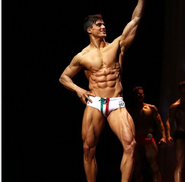 Αυτός είναι ο πιο «καυτός» καθηγητής μαθηματικών στον κόσμο -Κοιλιακοί φέτες, θανατηφόρο βλέμμα [εικόνες] | iefimerida.gr 6