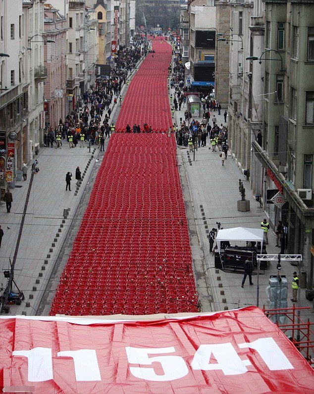 Σεράγεβο: 11.541 άδειες καρέκλες στον δρόμο προς τιμή των νεκρών [εικόνες] | iefimerida.gr 0