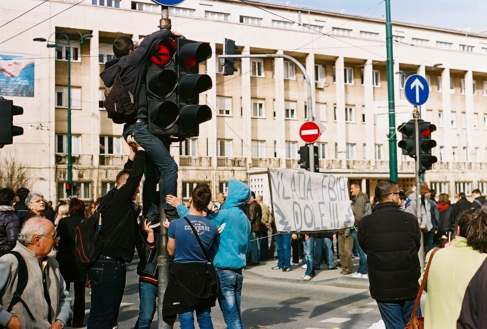 Στη Βοσνία, χωρίς λάδωμα και μέσον, οι νέοι μένουν άνεργοι [εικόνες] | iefimerida.gr 1