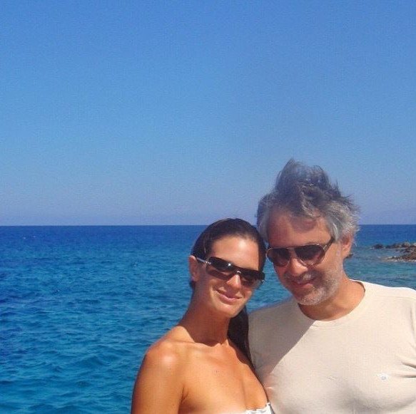 Στην Κρήτη με την όμορφη σύζυγό του ο Αντρέα Μποτσέλι [εικόνα] | iefimerida.gr 0