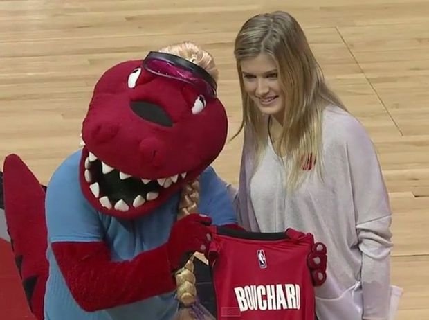 Αγώνας τένις σε γήπεδο του ΝΒΑ για τα... μάτια της Εζενί Μπουσάρ [εικόνες & βίντεο] | iefimerida.gr 0