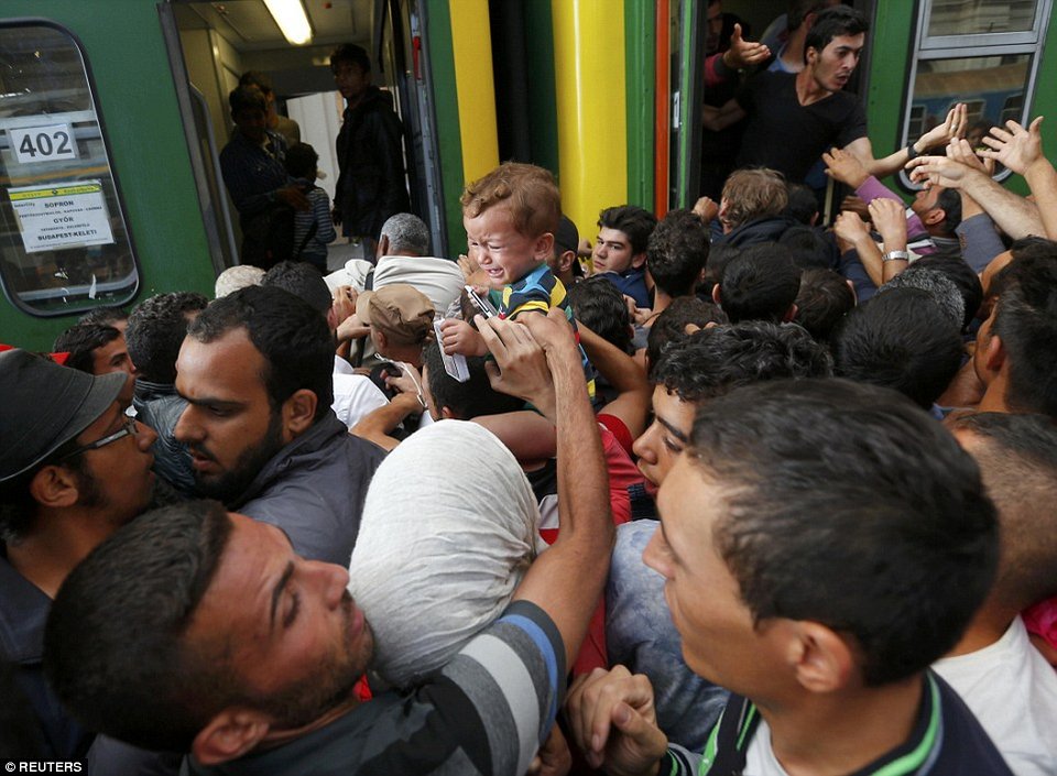 Σκηνές χάους στη Βουδαπέστη - Απελπισμένοι πρόσφυγες εισέβαλαν στον σιδηροδρομικό σταθμό [εικόνες & βίντεο] | iefimerida.gr 2