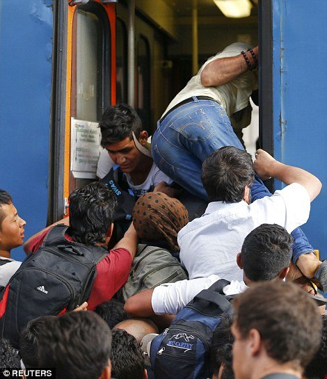 Σκηνές χάους στη Βουδαπέστη - Απελπισμένοι πρόσφυγες εισέβαλαν στον σιδηροδρομικό σταθμό [εικόνες & βίντεο] | iefimerida.gr 3