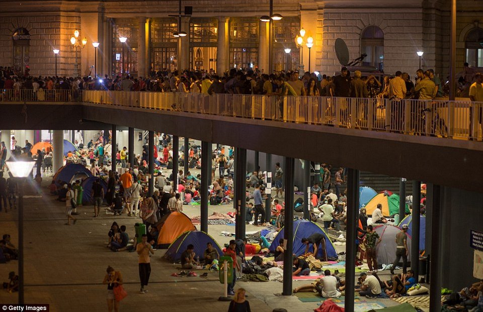 Σκηνές χάους στη Βουδαπέστη - Απελπισμένοι πρόσφυγες εισέβαλαν στον σιδηροδρομικό σταθμό [εικόνες & βίντεο] | iefimerida.gr 6