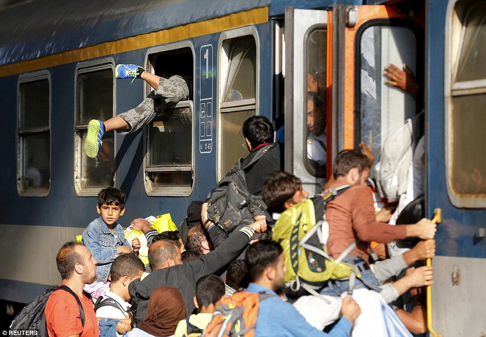 Σκηνές χάους στη Βουδαπέστη - Απελπισμένοι πρόσφυγες εισέβαλαν στον σιδηροδρομικό σταθμό [εικόνες & βίντεο] | iefimerida.gr 8