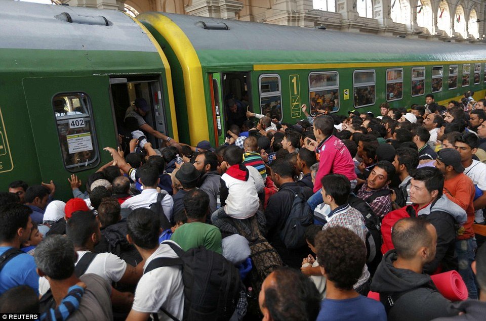 Σκηνές χάους στη Βουδαπέστη - Απελπισμένοι πρόσφυγες εισέβαλαν στον σιδηροδρομικό σταθμό [εικόνες & βίντεο] | iefimerida.gr 11
