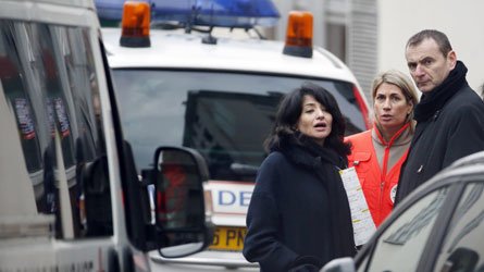 Καρέ που ραγίζουν καρδιές: Η στιγμή που η σύντροφος του διευθυντή του Charlie Hebdo μαθαίνει ότι είναι νεκρός [εικόνες & βίντεο] | iefimerida.gr 2