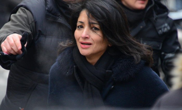 Καρέ που ραγίζουν καρδιές: Η στιγμή που η σύντροφος του διευθυντή του Charlie Hebdo μαθαίνει ότι είναι νεκρός [εικόνες & βίντεο] | iefimerida.gr 4