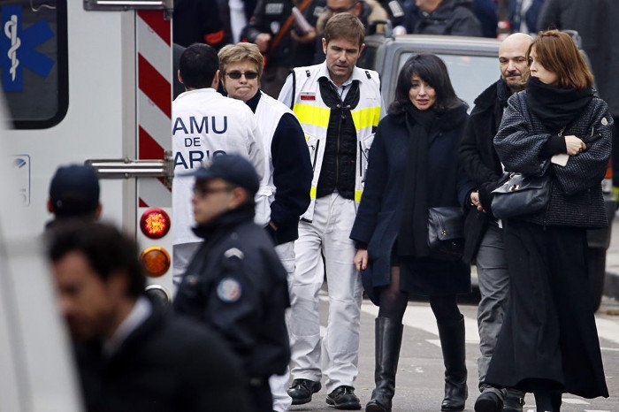 Καρέ που ραγίζουν καρδιές: Η στιγμή που η σύντροφος του διευθυντή του Charlie Hebdo μαθαίνει ότι είναι νεκρός [εικόνες & βίντεο] | iefimerida.gr 3
