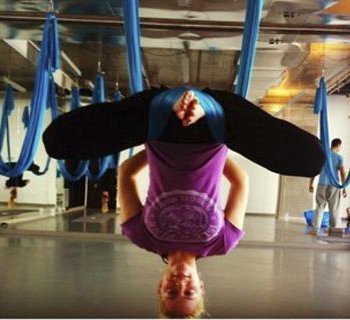 Τι κάνει η Νάντια Μπουλέ κρεμασμένη ανάποδα από το ταβάνι; [εικόνες]  | iefimerida.gr 2