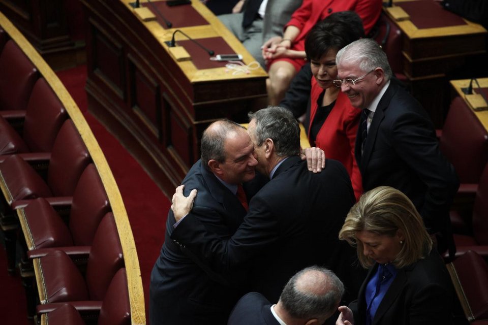 Τα καυτά φιλιά Καραμανλή στην Μαρία Σόδη -Ολα όσα έγιναν στην τρίτη ψηφοφορία [εικόνες] | iefimerida.gr 6