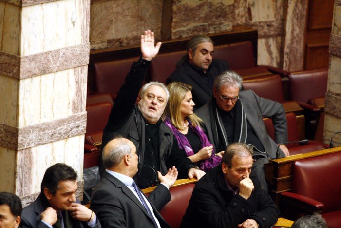 Τα καυτά φιλιά Καραμανλή στην Μαρία Σόδη -Ολα όσα έγιναν στην τρίτη ψηφοφορία [εικόνες] | iefimerida.gr 16