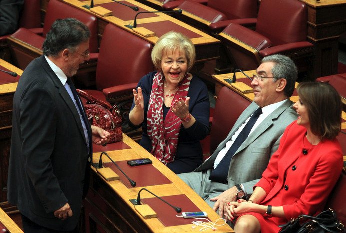 Τα καυτά φιλιά Καραμανλή στην Μαρία Σόδη -Ολα όσα έγιναν στην τρίτη ψηφοφορία [εικόνες] | iefimerida.gr 2