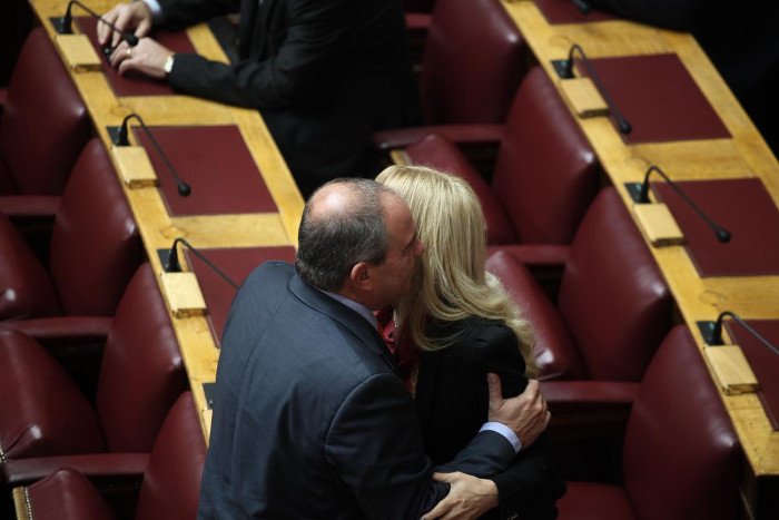 Τα καυτά φιλιά Καραμανλή στην Μαρία Σόδη -Ολα όσα έγιναν στην τρίτη ψηφοφορία [εικόνες] | iefimerida.gr 4