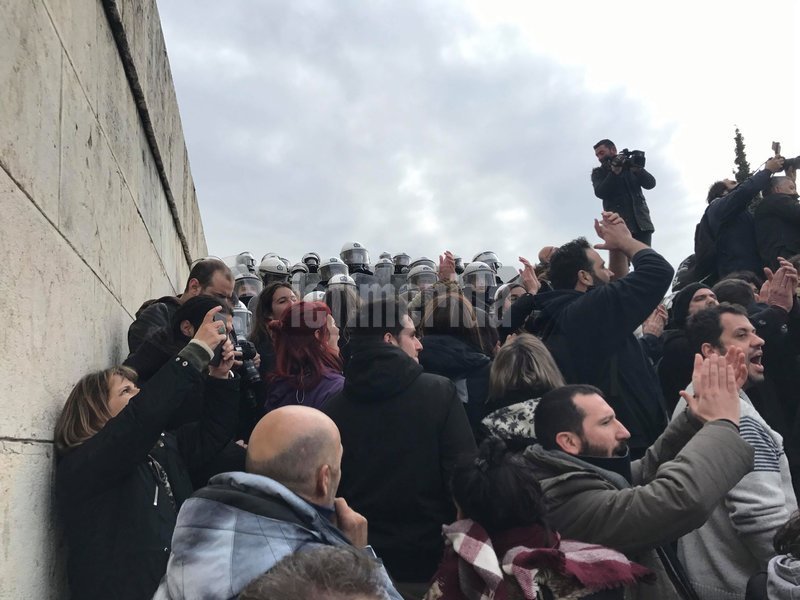 Ενταση στην πορεία των εκπαιδευτικών -Προσπάθησαν να μπουν στη Βουλή [βίντεο] | iefimerida.gr 6