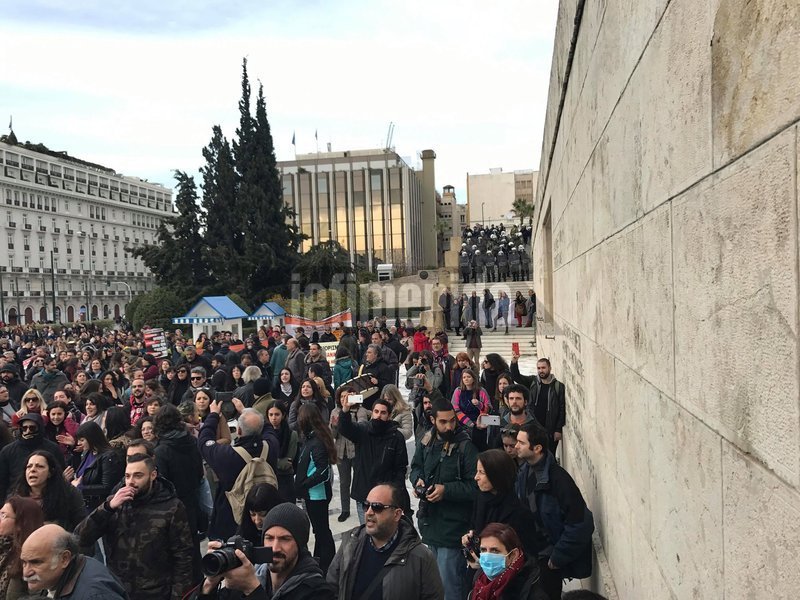 Ενταση στην πορεία των εκπαιδευτικών -Προσπάθησαν να μπουν στη Βουλή [βίντεο] | iefimerida.gr 5