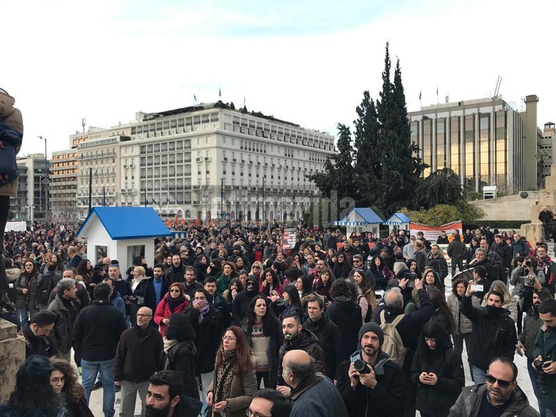 Ενταση στην πορεία των εκπαιδευτικών -Προσπάθησαν να μπουν στη Βουλή [βίντεο] | iefimerida.gr 4
