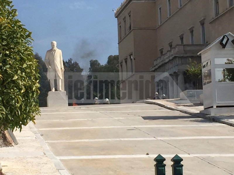 Μολότοφ και πέτρες έξω από τη Βουλή, στο μαθητικό συλλαλητήριο [εικόνα] | iefimerida.gr 0