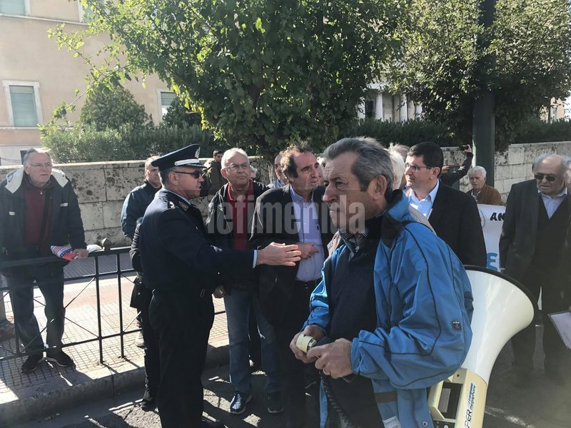 Συνταξιούχοι έξω από το υπουργείο Εργασίας: Απαιτούμε όλα τα κομμένα δώρα και τα αναδρομικά [εικόνες] | iefimerida.gr 3