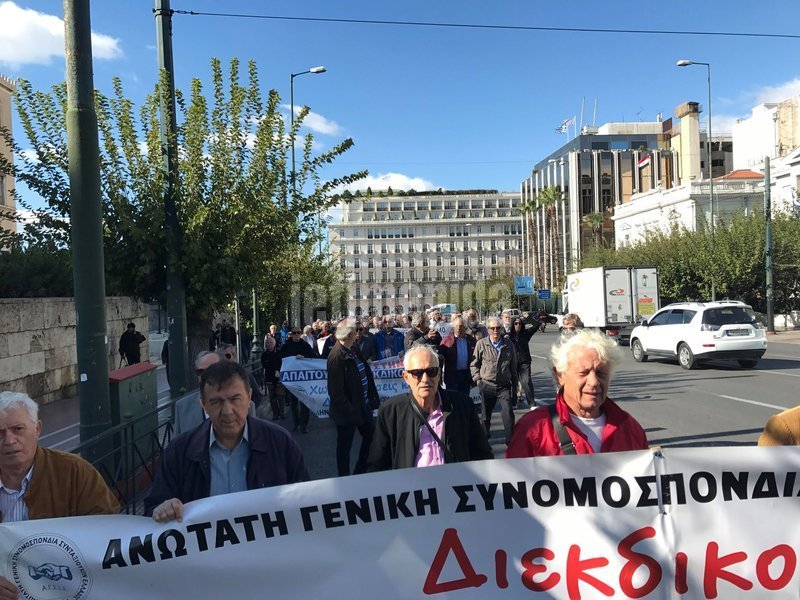 Συνταξιούχοι έξω από το υπουργείο Εργασίας: Απαιτούμε όλα τα κομμένα δώρα και τα αναδρομικά [εικόνες] | iefimerida.gr 9