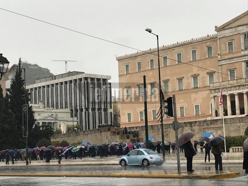 Ελάχιστοι, λόγω βροχής, στο συλλαλητήριο για τη Μακεδονία [εικόνες & βίντεο] | iefimerida.gr 0