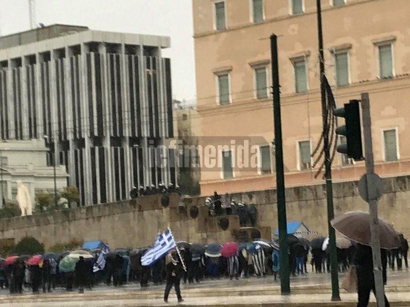 Ελάχιστοι, λόγω βροχής, στο συλλαλητήριο για τη Μακεδονία [εικόνες & βίντεο] | iefimerida.gr 1