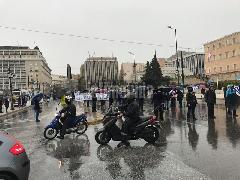 Ελάχιστοι, λόγω βροχής, στο συλλαλητήριο για τη Μακεδονία [εικόνες & βίντεο] | iefimerida.gr 2