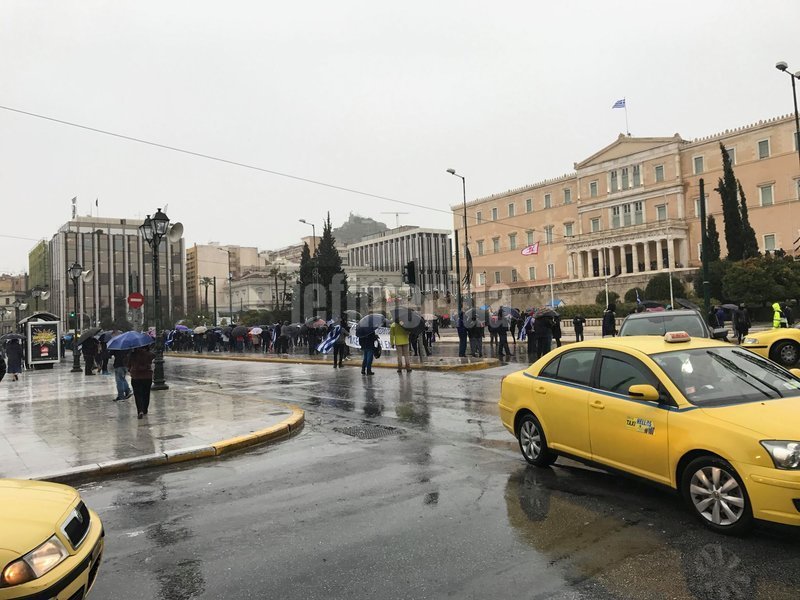 Ελάχιστοι, λόγω βροχής, στο συλλαλητήριο για τη Μακεδονία [εικόνες & βίντεο] | iefimerida.gr 3