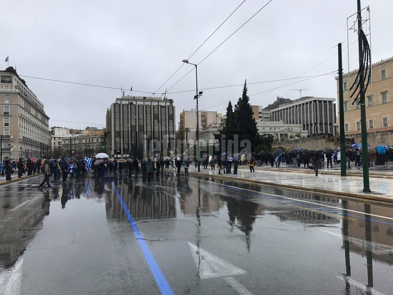 Ελάχιστοι, λόγω βροχής, στο συλλαλητήριο για τη Μακεδονία [εικόνες & βίντεο] | iefimerida.gr 4