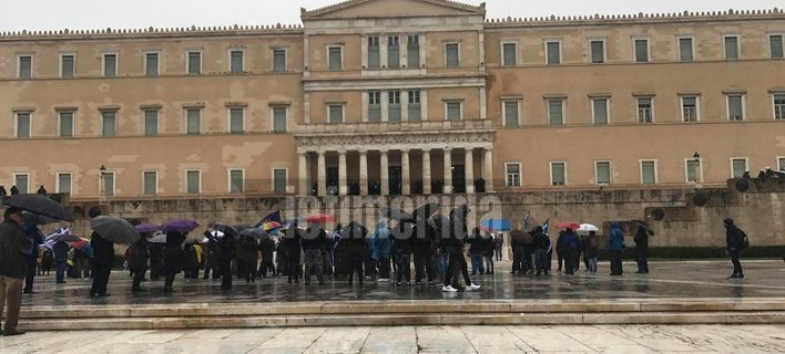 Ελάχιστοι, λόγω βροχής, στο συλλαλητήριο για τη Μακεδονία [εικόνες & βίντεο] | iefimerida.gr 5