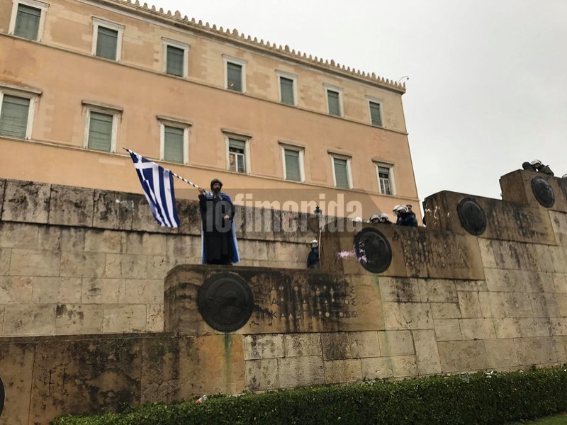 Ελάχιστοι, λόγω βροχής, στο συλλαλητήριο για τη Μακεδονία [εικόνες & βίντεο] | iefimerida.gr 7