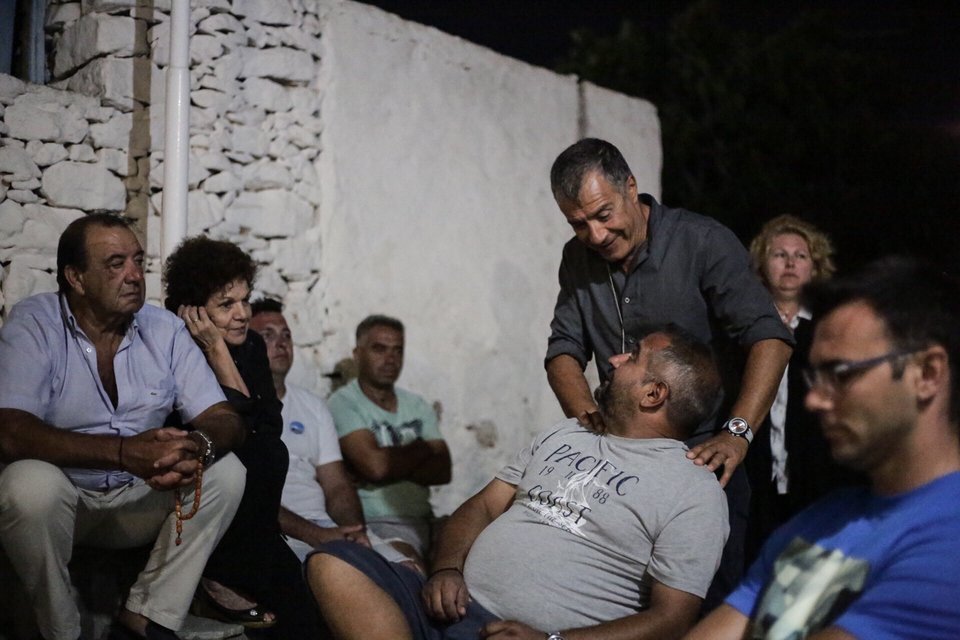 Ο Σταύρος Θεοδωράκης πήγε περιοδεία στην άγονη γραμμή και έστησε εκεί μια μικρή «βουλή» | iefimerida.gr 0