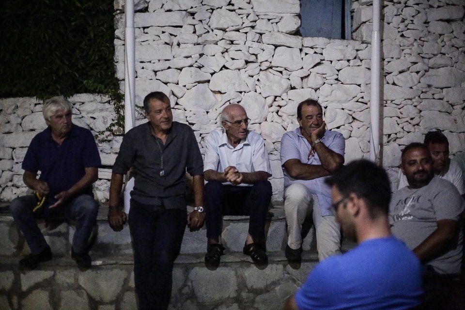 Ο Σταύρος Θεοδωράκης πήγε περιοδεία στην άγονη γραμμή και έστησε εκεί μια μικρή «βουλή» | iefimerida.gr 1