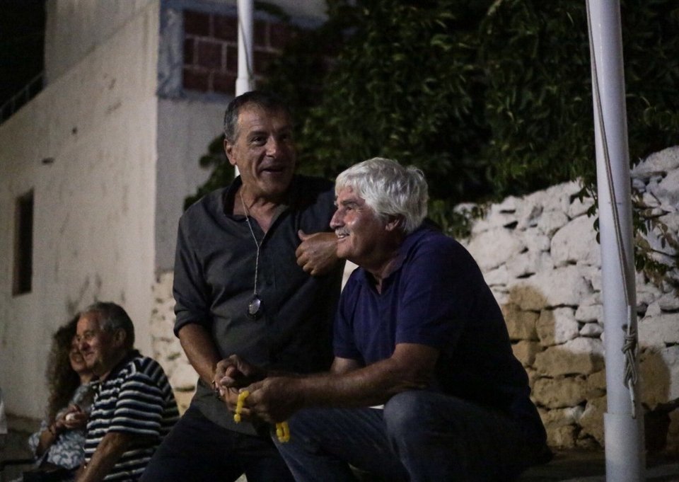 Ο Σταύρος Θεοδωράκης πήγε περιοδεία στην άγονη γραμμή και έστησε εκεί μια μικρή «βουλή» | iefimerida.gr 2