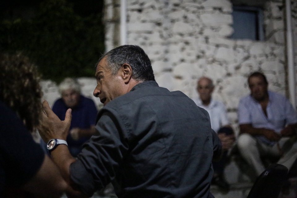 Ο Σταύρος Θεοδωράκης πήγε περιοδεία στην άγονη γραμμή και έστησε εκεί μια μικρή «βουλή» | iefimerida.gr 4