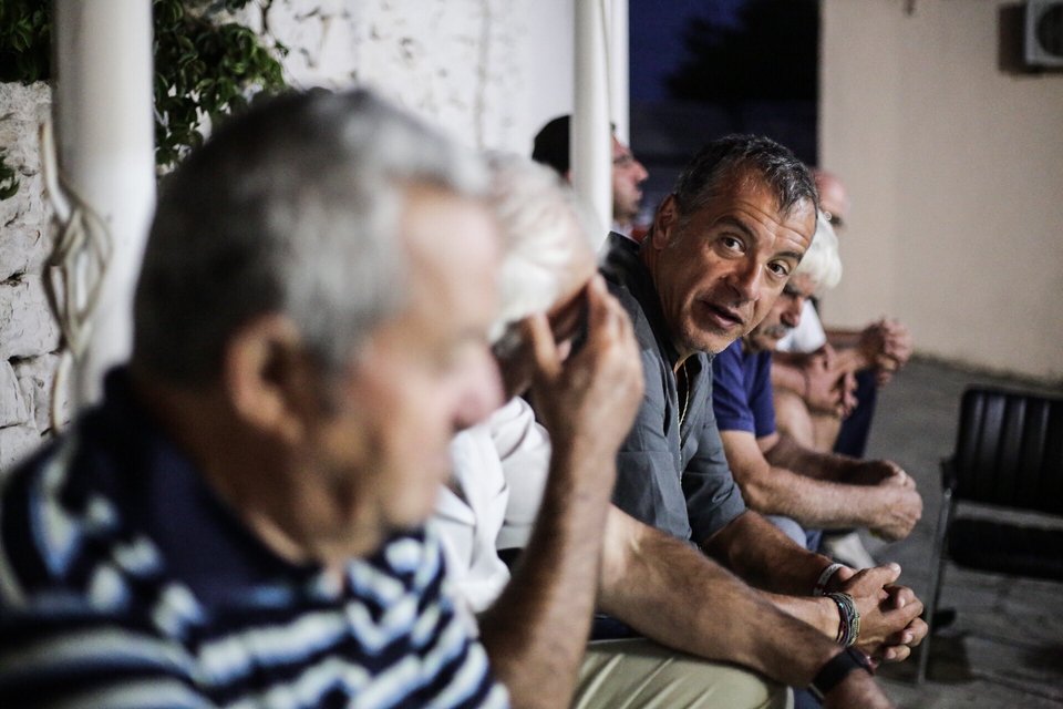 Ο Σταύρος Θεοδωράκης πήγε περιοδεία στην άγονη γραμμή και έστησε εκεί μια μικρή «βουλή» | iefimerida.gr 5