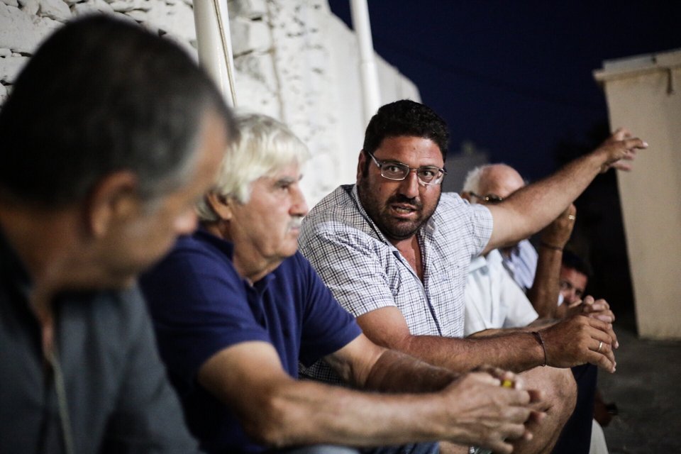 Ο Σταύρος Θεοδωράκης πήγε περιοδεία στην άγονη γραμμή και έστησε εκεί μια μικρή «βουλή» | iefimerida.gr 6