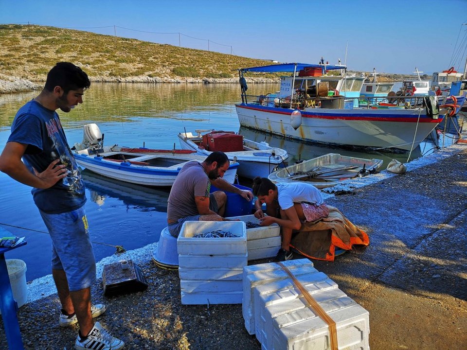Ο Σταύρος Θεοδωράκης πήγε περιοδεία στην άγονη γραμμή και έστησε εκεί μια μικρή «βουλή» | iefimerida.gr 8