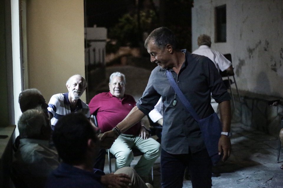Ο Σταύρος Θεοδωράκης πήγε περιοδεία στην άγονη γραμμή και έστησε εκεί μια μικρή «βουλή» | iefimerida.gr 9