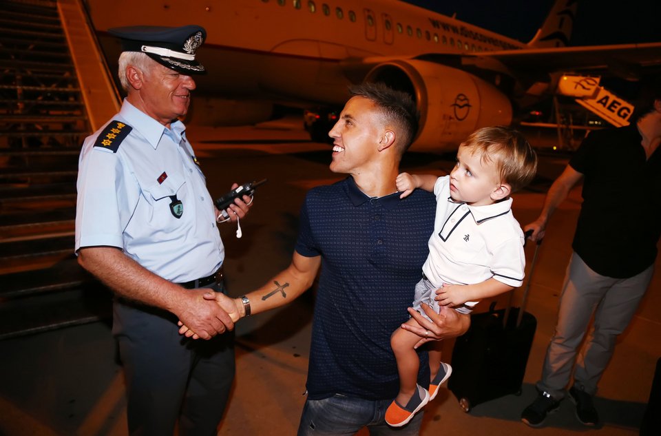 Λατρεία για τον Μπουονανότε - «Θα παίξω για τη φανέλα - Θέλω τίτλους με την ΑΕΚ» [εικόνες & βίντεο] | iefimerida.gr 1