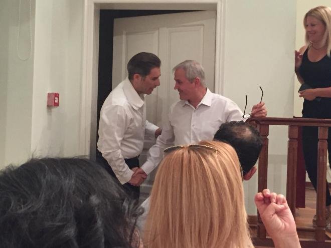 Ο Αλέξανδρος Μπουρδούμης άφησε την παράσταση και «εισέβαλε» στο δημοτικό συμβούλιο στο Αίγιο -Τι συνέβη [εικόνες] | iefimerida.gr 0