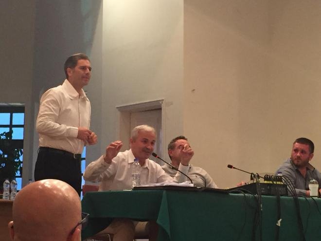 Ο Αλέξανδρος Μπουρδούμης άφησε την παράσταση και «εισέβαλε» στο δημοτικό συμβούλιο στο Αίγιο -Τι συνέβη [εικόνες] | iefimerida.gr 1