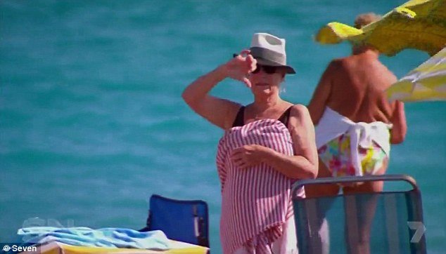 Πείραμα ανοχής: Φόρεσε μπουρκίνι στην Γαλλική Ριβιέρα και την έδιωξαν κακήν κακώς [εικόνες&βίντεο] | iefimerida.gr 1