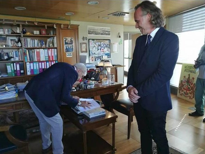 Απίστευτος Μπουτάρης: Εχρισε δημοτικό σύμβουλο με... τη γκλίτσα του! [εικόνες]	 | iefimerida.gr 3