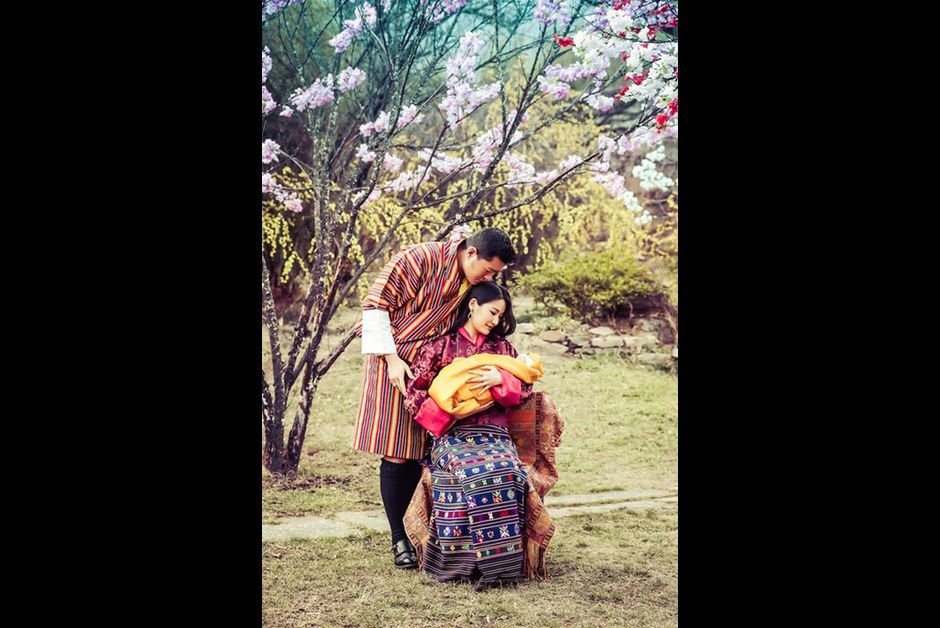 Μια ανάσα απόλυτου ζεν: Οι πανέμορφοι βασιλιάδες του Μπουτάν, με το παιδί τους [εικόνες] | iefimerida.gr 1