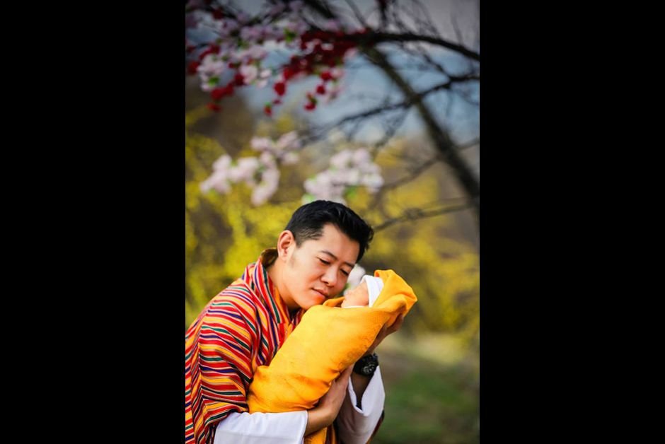 Μια ανάσα απόλυτου ζεν: Οι πανέμορφοι βασιλιάδες του Μπουτάν, με το παιδί τους [εικόνες] | iefimerida.gr 2