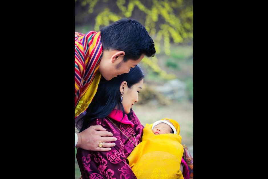 Μια ανάσα απόλυτου ζεν: Οι πανέμορφοι βασιλιάδες του Μπουτάν, με το παιδί τους [εικόνες] | iefimerida.gr 4