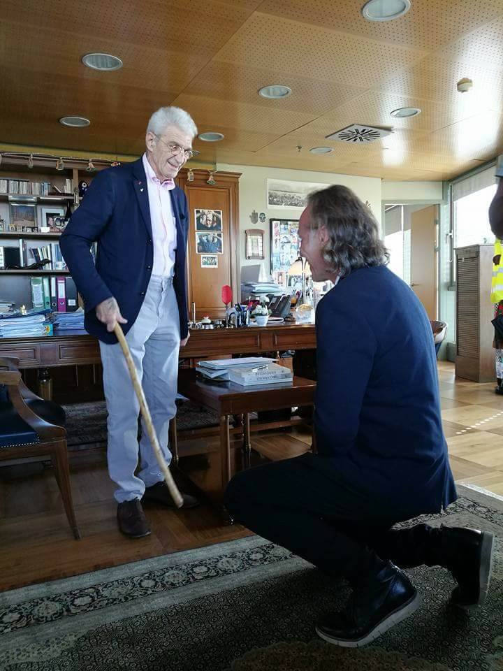 Απίστευτος Μπουτάρης: Εχρισε δημοτικό σύμβουλο με... τη γκλίτσα του! [εικόνες]	 | iefimerida.gr 0