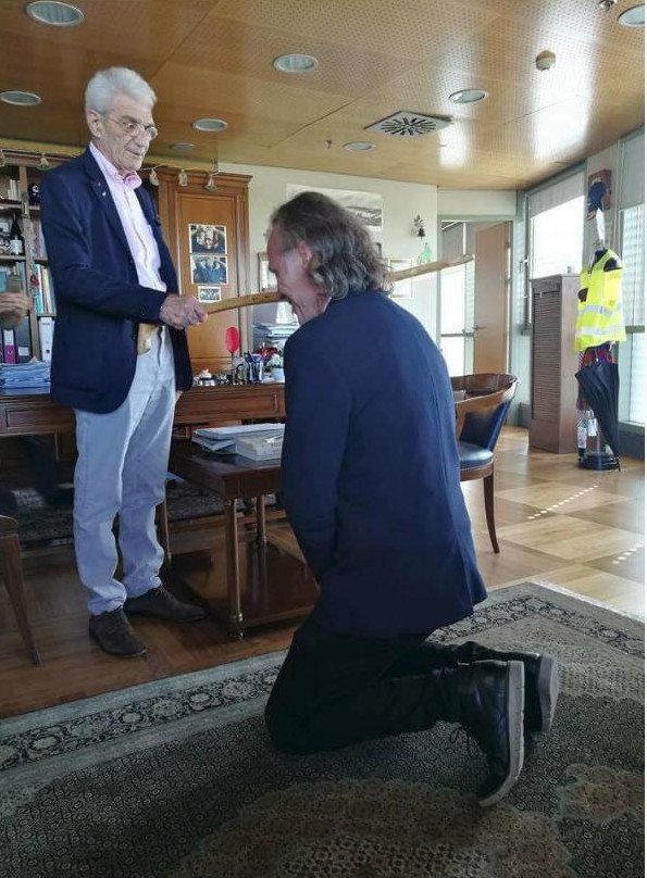 Απίστευτος Μπουτάρης: Εχρισε δημοτικό σύμβουλο με... τη γκλίτσα του! [εικόνες]	 | iefimerida.gr 1