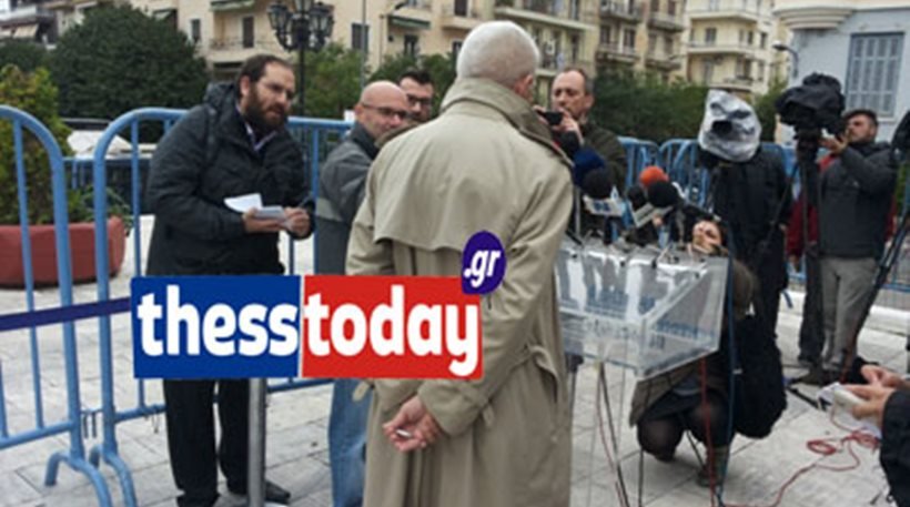 Ο Μπουτάρης, με αμίμητο στιλ, κρύβει το τσιγάρο του από τους δημοσιογράφους [εικόνες] | iefimerida.gr 1